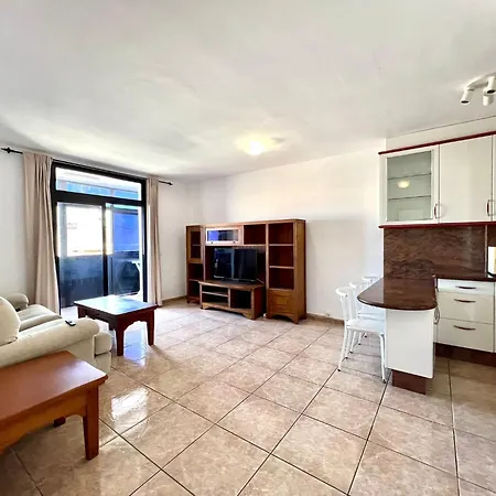 Large One Bedroom Close To Beach, In Apartment